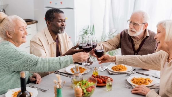 Partage, saveurs et rencontres : les tables conviviales pour senior séduisent depuis plus de 20 ans 